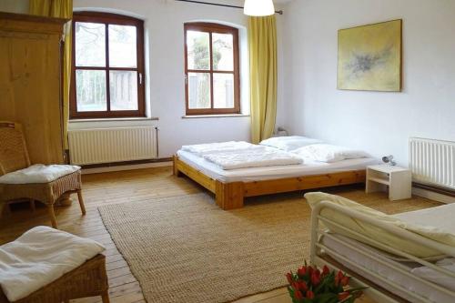 1 dormitorio con 2 camas y 2 ventanas en Gästehof Brockum, altes Bauernhaus, großer Garten en Brockum