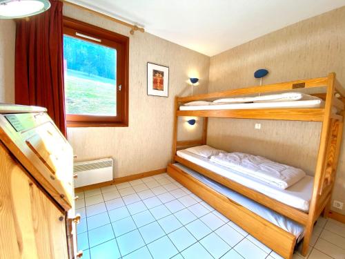 モルジヌにあるPICARON A13の窓付きの客室で、二段ベッド2台が備わります。