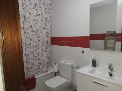 アルカラにあるAlcalà Centerのバスルーム(トイレ、洗面台付)