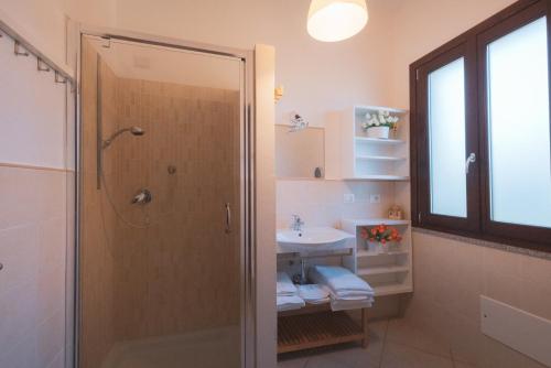 un baño con ducha y lavabo en Casa Fiore, en Pula