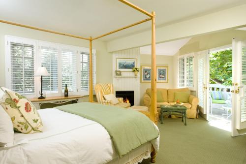 Channel Road Inn, A Four Sisters Inn في لوس أنجلوس: غرفة نوم مع سرير وغرفة معيشة