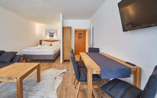 a living room with a table and a bed at Appartement Timeout in Saalbach-Hinterglemm