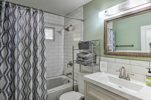 Vintage Las Vegas Oasis Less Than 3 Miles to the Strip! tesisinde bir banyo