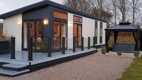 Fotografie z fotogalerie ubytování Silverdale Lodge Hot Tub & Wifi v destinaci Warton