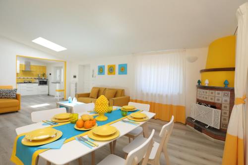 uma sala de jantar e sala de estar com mesa e cadeiras em Relais Villa Chiara free parking em Sorrento