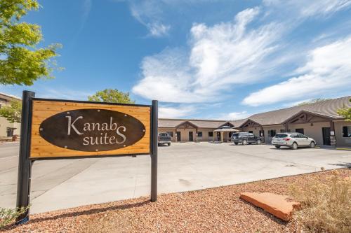 a sign in front of a parking lot at Kanab Suites in Kanab