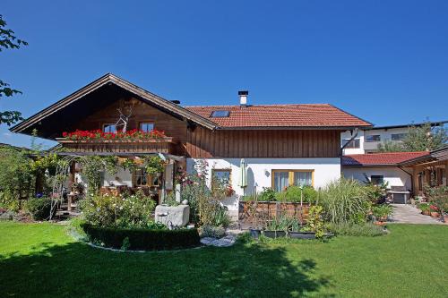 a house with a garden in front of it at Ferienwohnung Maria in Ebbs