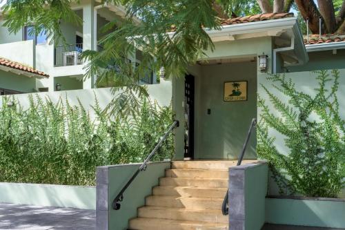 una escalera que conduce a una casa con puerta en Hotel Casa Leona en Tamarindo
