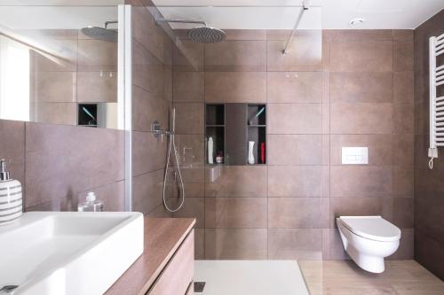 Un baño con ducha, inodoro y lavabo. en Apartamento en Port Marina Palamos, en Palamós