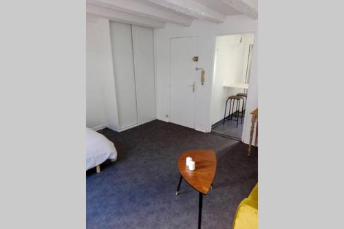 una habitación vacía con una mesa y una cama en Appartement cosy rue Sainte Madeleine en Estrasburgo