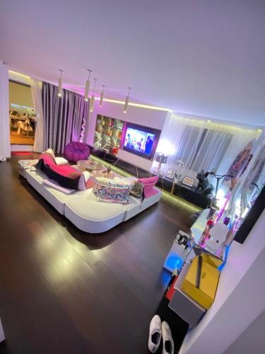 パリにあるBEAUTIFUL PLACE WITH BREATHTAKING PRIVATE ROOFTOP TERRACE 210m2 IN CITY OF LOVE PARISのリビングルーム(大型ベッド1台、テレビ付)