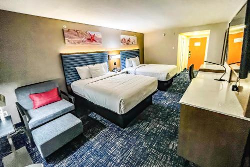 A bed or beds in a room at Wingate by Wyndham Panama City Area Lynn Haven