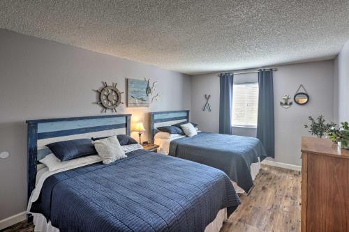 Katil atau katil-katil dalam bilik di Walk to Lake, Dining and Shops Lake Havasu Condo