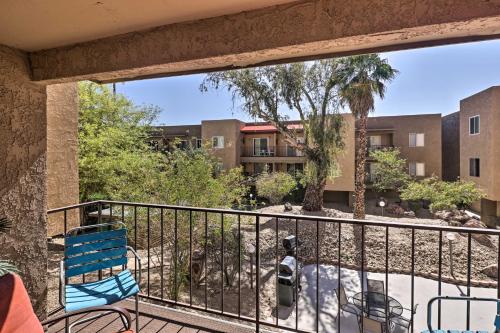 Balkoni atau teres di Walk to Lake, Dining and Shops Lake Havasu Condo