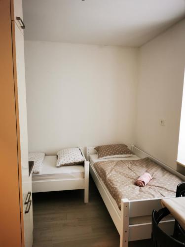 Ένα ή περισσότερα κρεβάτια σε δωμάτιο στο Apartments Pr' Štormanu