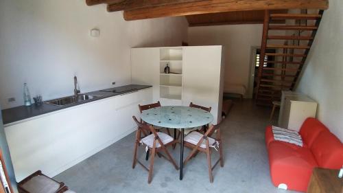 kuchnia ze stołem, krzesłami i lodówką w obiekcie Agriturismo Corte del Maso w mieście Bassano del Grappa