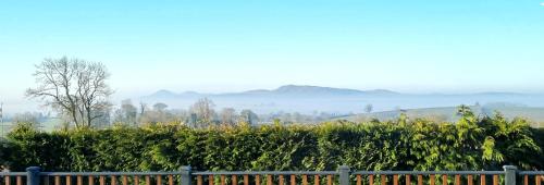 CarrにあるYaseva Lodge, Stylish Country Retreat for 2, Hot Tub, Exceptional Views!のギャラリーの写真