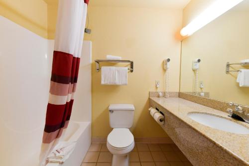 Un baño de Baymont Inn & Suites by Wyndham Lincoln NE