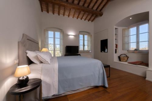 A bed or beds in a room at Favorita Food&Wine Resort
