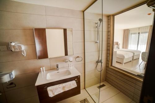 uma casa de banho com um lavatório e um espelho em Sea view hotel em Aqaba