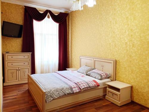 Un pat sau paturi într-o cameră la Classic apartment in Deribasovskay