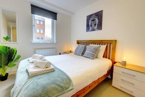 a bedroom with a large bed and a window at Modern & Stylish 2BR Apartment - Queens House in Coventry