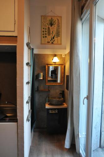 une petite salle de bain avec un lavabo et un miroir dans l'établissement ✿ L'Escapade Occitane ✿(Occitan Getaway) - Arceaux, à Montpellier