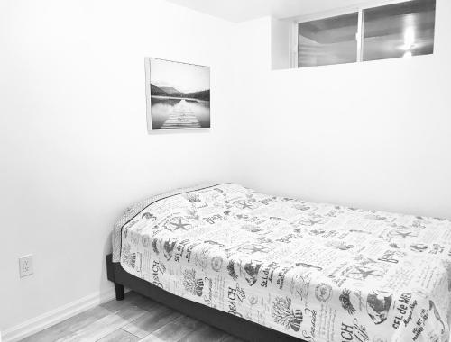 Tempat tidur dalam kamar di Modern 1BR Basement Suite With Parking
