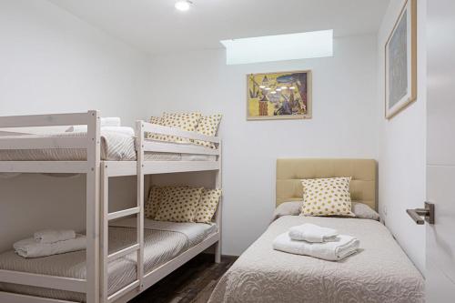 Ein Etagenbett oder Etagenbetten in einem Zimmer der Unterkunft 2Bedroom Duplex in Hortaleza Near Metro