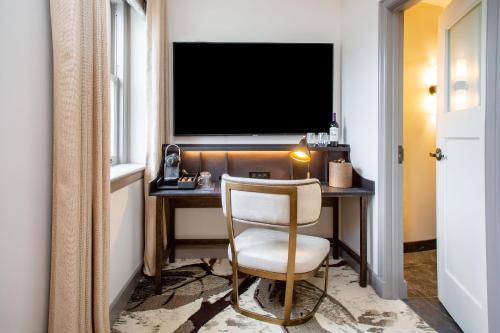 Μια τηλεόραση ή/και κέντρο ψυχαγωγίας στο The Lodge at St Edward Park