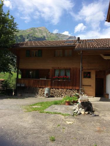 Afbeelding uit fotogalerij van Ferienwohnung Lindenheim in Kandersteg