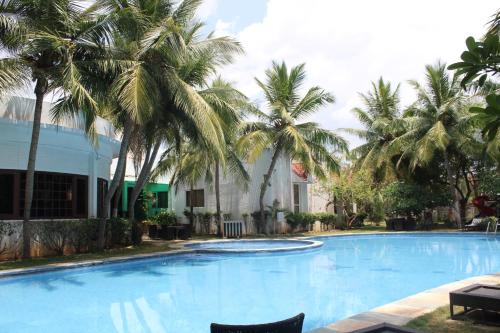 Kolam renang di atau di dekat Vedic Village Sriperumbudur formerly known as Citrus Hotel