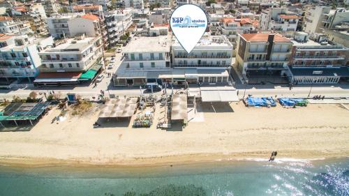 z powietrza widok na piaszczystą plażę z miastem w obiekcie KSP Studios w mieście Perea