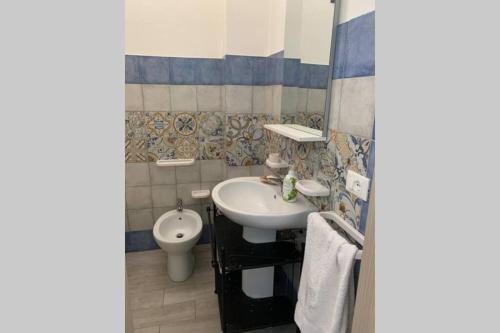 Kúpeľňa v ubytovaní Bilocale “Cassiopea” vista Porto Nuovo
