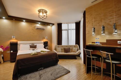 เตียงในห้องที่ Fantasy Apartaments and studios Avenue комплекс Фантазия Хисаря