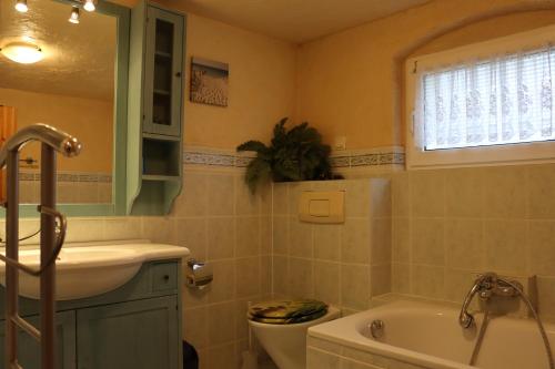 ein Badezimmer mit Waschbecken, Badewanne und Toilette in der Unterkunft Haus Marcus in Kolkwitz