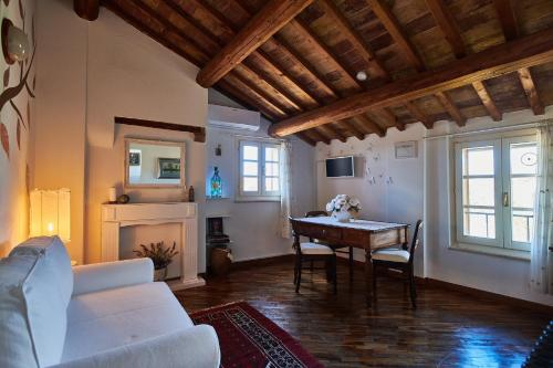 un soggiorno con tavolo e divano di CENTRAL- VIEWS - AIR CONDITIONING - Easy Parking -SELF CHECK In a Perugia