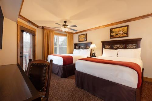 une chambre d'hôtel avec deux lits et une télévision dans l'établissement Westgate Smoky Mountain Resort & Spa, à Gatlinburg