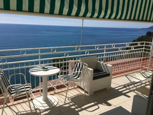 uma varanda com uma mesa e cadeiras e o oceano em Casa sul mare em Acciaroli
