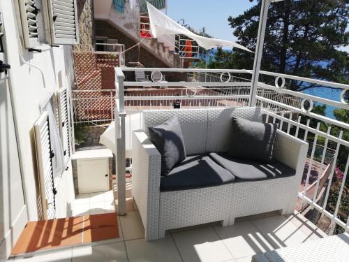 un sofá en el balcón de un edificio en Casa sul mare en Acciaroli