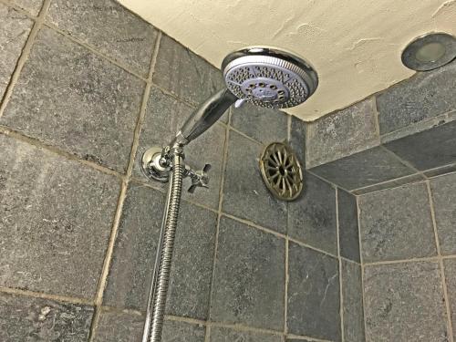 um chuveiro na casa de banho com uma cabeça de chuveiro em Waterside House # Opperdoes em Opperdoes