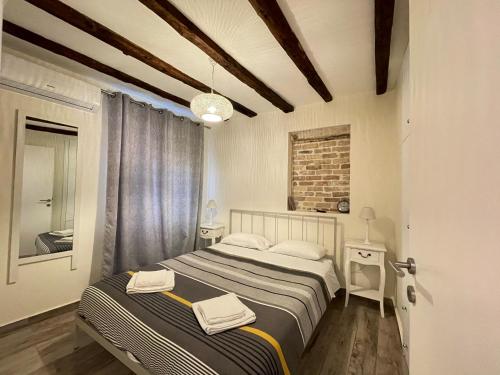 um quarto com uma cama grande e uma janela com um espelho em The well em Corfu Town