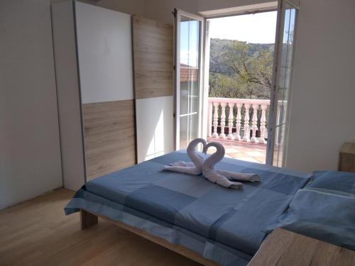 ein Schlafzimmer mit zwei rosa Schwänen auf einem Bett in der Unterkunft Gecko Apartment in Rijeka