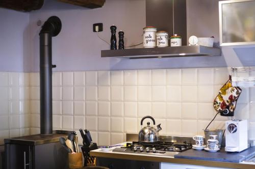a kitchen with a stove top oven in a kitchen at LA PITA AGORDINA in Cancellade