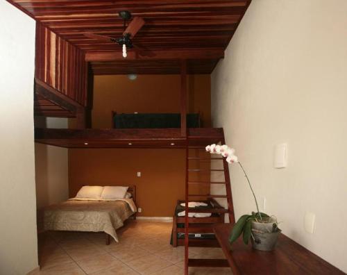 a bedroom with a bunk bed with a ceiling at Pousada Mar & Vida e Doçaria in Paraty