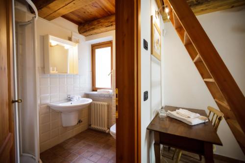 a small bathroom with a sink and a toilet at LA PITA AGORDINA in Cancellade