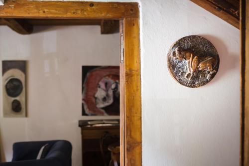 a plate on the wall of a room at LA PITA AGORDINA in Cancellade