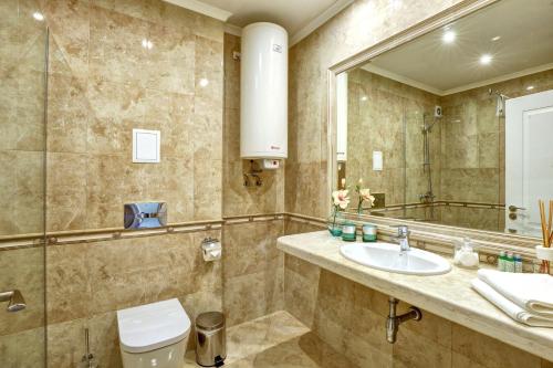 Ett badrum på Luxury center apartments in Grand Karavel