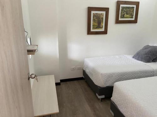 Łóżko lub łóżka w pokoju w obiekcie Apto 307 Metroloft Armenia