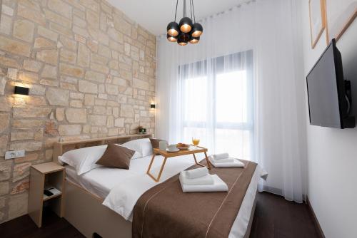 En eller flere senge i et værelse på Villa SILA Malinska